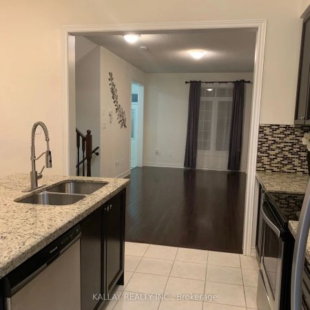 Condo Townhouse For Lease | N9259574 - Photo 3