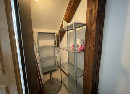 Sehr helle Dachgeschosswohnung in zentraler Lage – perfekt auch als 2er-WG geeignet - Photo 2