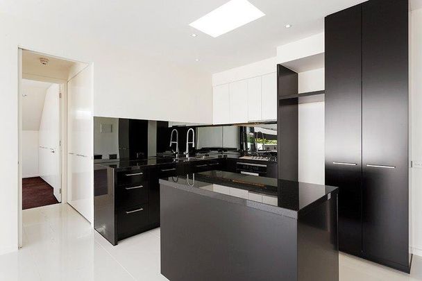 Modern Luxury With The Ultimate In Convenience - Photo 1