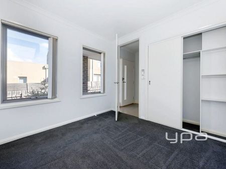 UPMARKET TOWN "HOME" IN PRESTIGE LOCALE, TOTALLY MAINTENANCE FREE! - Photo 4