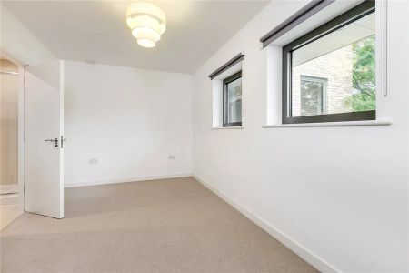 2 bedroom flat in 47 Allcroft Road - Photo 2