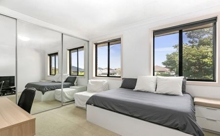 Modern 3 Bedroom Townhouse - Photo 2