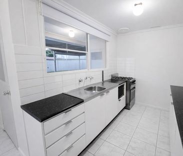 Spacious Family Home with Outdoor Entertaining & Secure Parking in ... - Photo 4