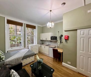Studio Flat, Castletown Road, W14 - Photo 1