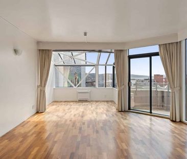 Central penthouse with great light and harbour views - Photo 4