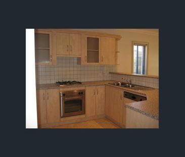 Spacious 3-Bedroom Executive Townhouse - Photo 5