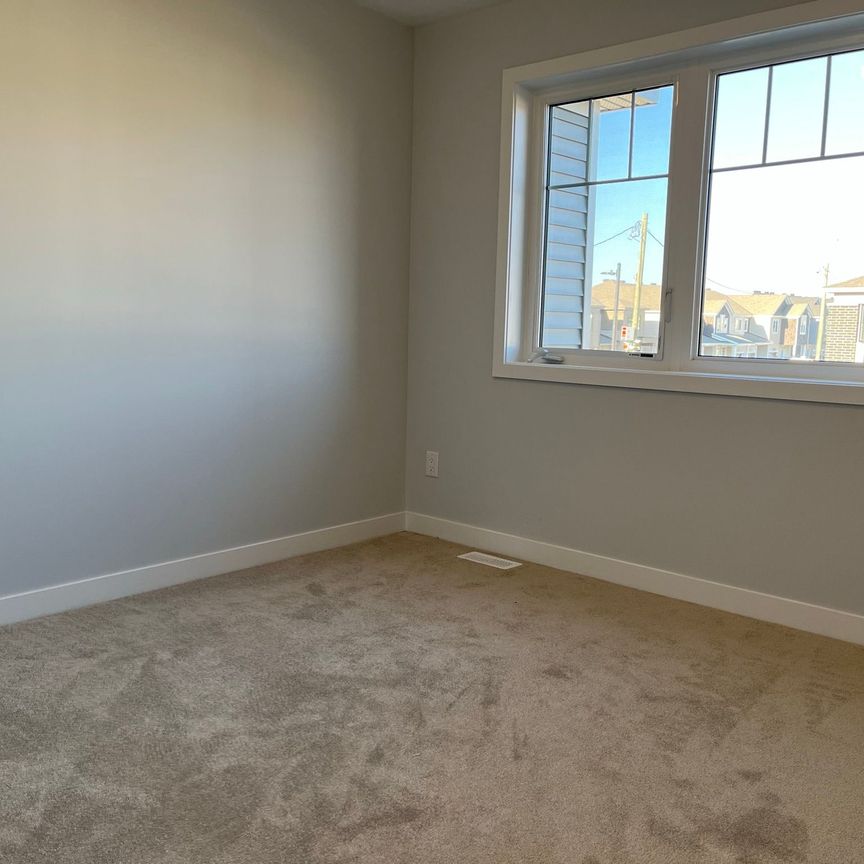 For Lease - 641 Allied Mews, Stittsville - Munster - Richmond, Ontario - Photo 1