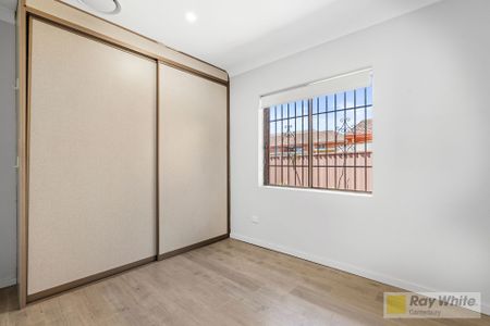 Spacious modern two-bedroom townhouse with lock-up garage - Photo 5