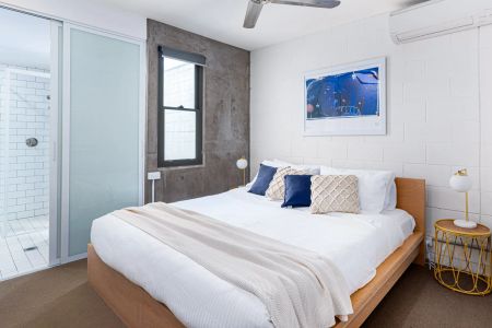 Stunning split-level apartment with views and parking and storage cage - Photo 5