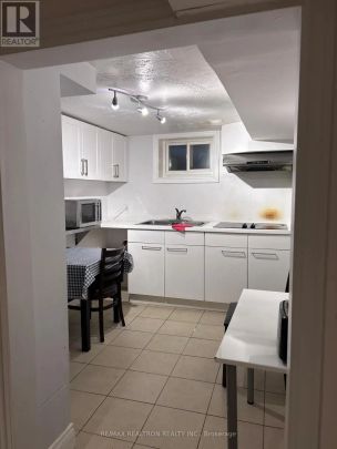 884 WINDERMERE AVENUE - Photo 1