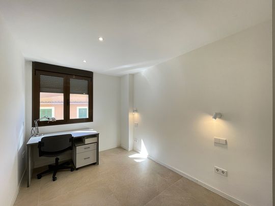 Nuevo a estrenar, apto soleado, 3 dormitorios, 2 baños, semi amueblado, posibilidad de parking, zona calle Industria Palma. - Photo 1