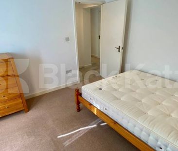 Superbly located, with parking, communal gardens & bicycle storage - Photo 3