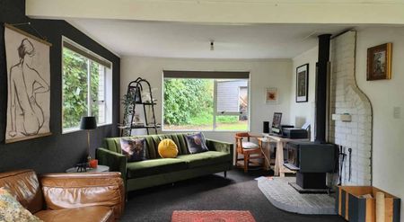 Perfectly Positioned Family Home in the Heart of Oakura Village - Photo 4