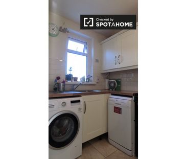 Room for rent in 2-bedroom house in Ballygall, Dublin - Photo 1