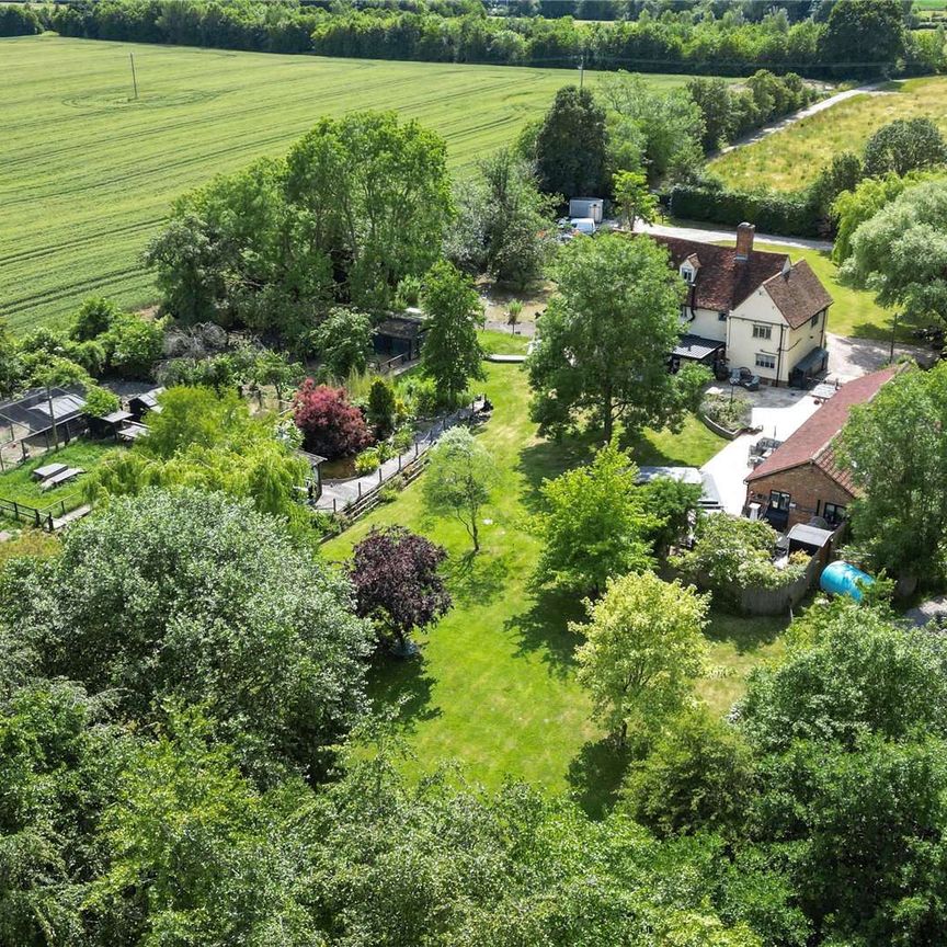 A charming Grade II listed family house in an idyllic countryside setting - Photo 1