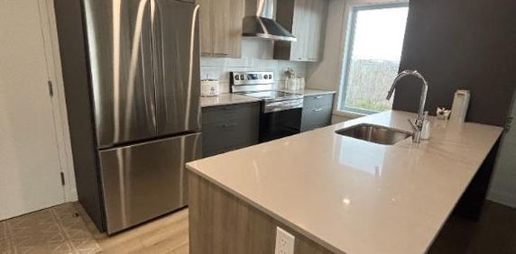 ✨ 3 ½ moderne, dernier étage, très lumineux – Wi-Fi & stationnement intérieur inclus ! - Photo 2