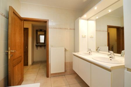 Appartement met 2 slpk., autostaanplaats en terras in centrum Aarschot - Foto 3