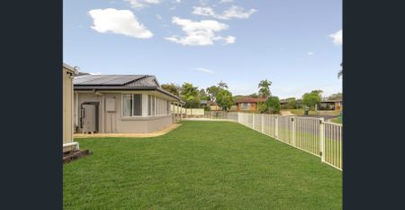 Contemporary 3-Bed Home + Private Granny Flat in a Peaceful Cul-de-sac - Photo 5