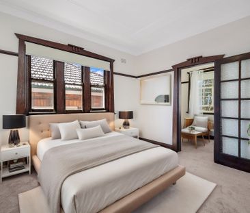 Spacious Art Deco Apartment with Modern Comfort in Prime Location - Photo 1