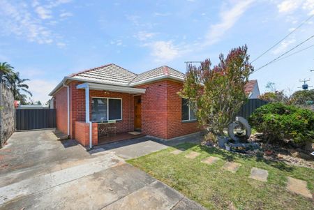 Charming 3- bedroom home - Photo 5