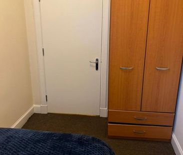 3 bedroom flat to rent - Photo 4