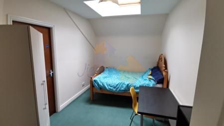 4 bedroom Semi-detached house To Let - Photo 3