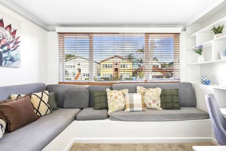 Fully renovated one bedroom with sunroom close to Bondi Beach - Photo 2