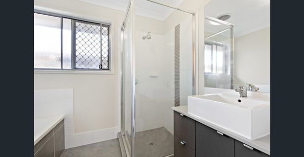 Family Friendly Home In 'Lily Rise Estate' Coomera - Photo 1