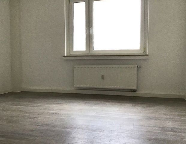 Charmante 3-Raum-Wohnung mit sonnigem Balkon und Tageslichtbad! - Photo 1