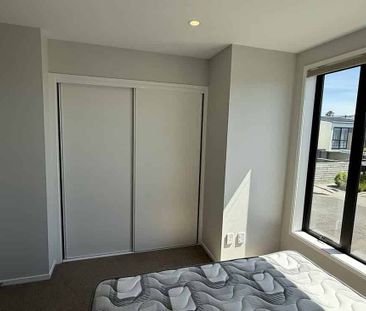 Perfectly situated in the vibrant area of Papatoet - Photo 2