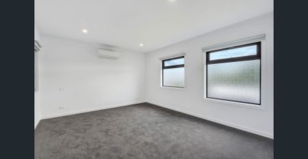 Sleek Contemporary Living - Photo 4