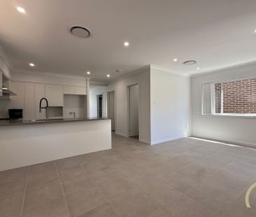 Brand New 4 Bedroom Home&comma; Located in Austral&excl; - Photo 2
