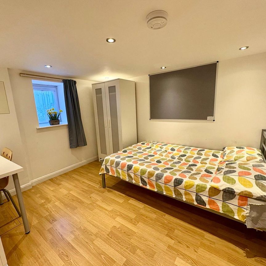 5 bedroom house to rent Pomona Street, Sheffield, South Yorkshire, S11 - Photo 1