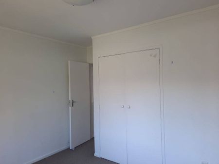Spacious living area! - Photo 5