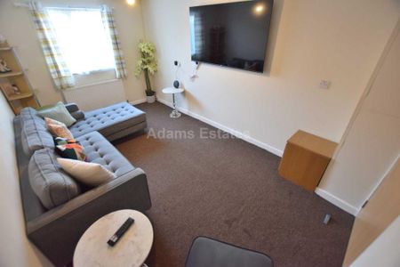 5 bedroom semi-detached house to rent - Photo 2