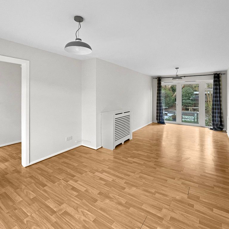 A three bedroom mid-terrace house with a private garden and a garage included, situated just off Histon Road and a short cycle to the city centre. Available to let now. - Photo 1