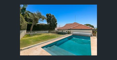 Large Family Home With Private Garden & Pool (maintenance included) - Photo 3