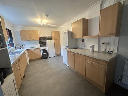 5 bedroom semi-detached house to rent - Photo 2