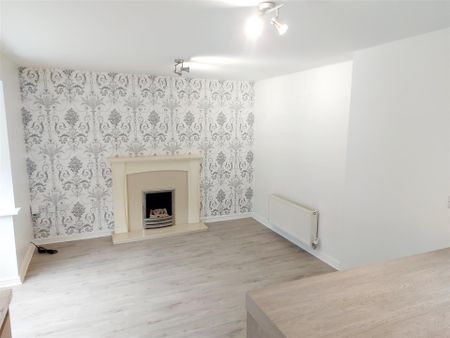 4 bedroom Detached house to rent - Photo 2
