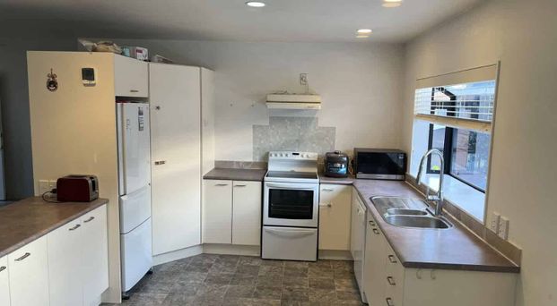 Sunny 3 bedroom home - Photo 1