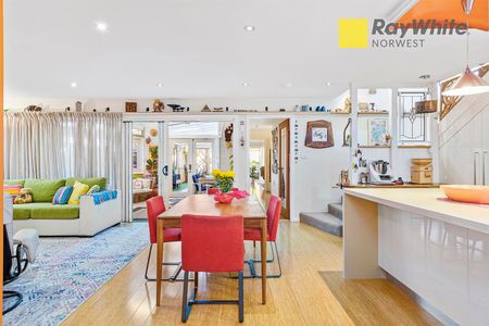 Spacious 4-Bed Family Home with Triple Garage in Peaceful Riverstone - Photo 2