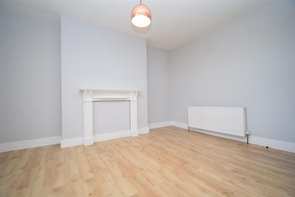 College Grove View, Wakefield - Photo 1