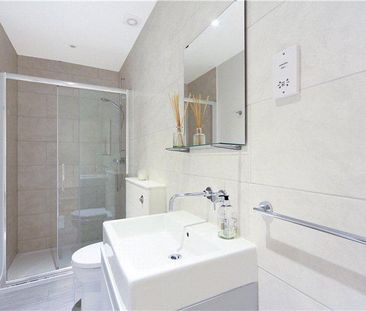 2 bedroom flat in Chiswick - Photo 1