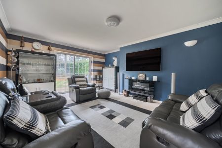 Walkers Ridge, Camberley - 5 bedrooms Property for lettings - Seymours - Photo 2