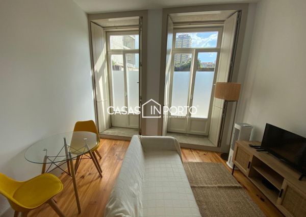 Apartamento T0+1 para arrendamento na Rua Santa Catarina, Porto