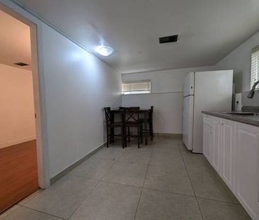 A single house with 1 bed 1 bath at the rear floor - Photo 2