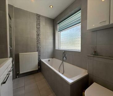 4 bedroom semi-detached house to rent - Photo 4