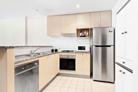 Stylish Apartment in the Heart of Chatswood - Photo 2