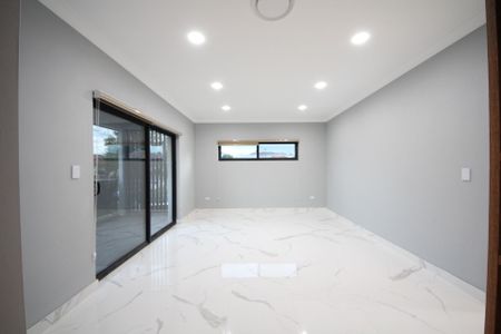 NEAR NEW 4 BEDROOM DUPLEX LOCATED CLOSE TO ALL AMENITIES - Photo 5