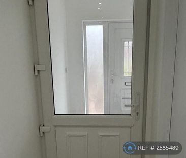 4 bedroom semi-detached house to rent - Photo 4